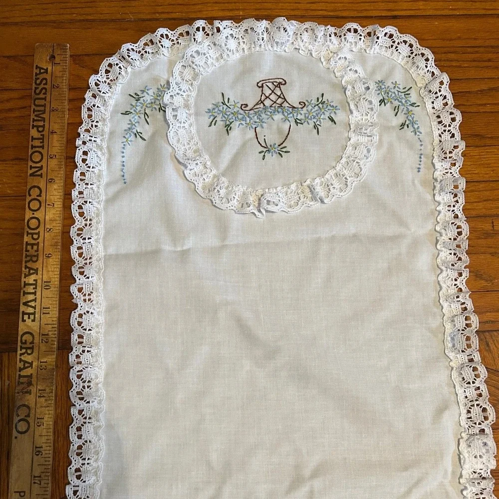 VTG Embroidered Flower Basket Lace Trim White Cotton Table Runner Cottagecore